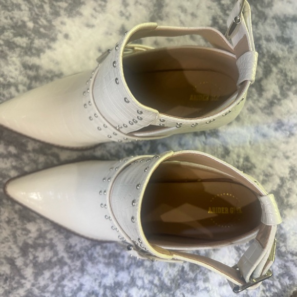 A Rider Girl - Picture 4 of 4